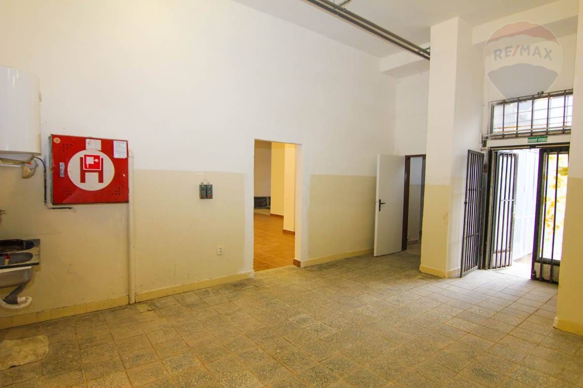 Na prenájom obchodné priestory 460 m2 na prízemí, Laborecká - 11