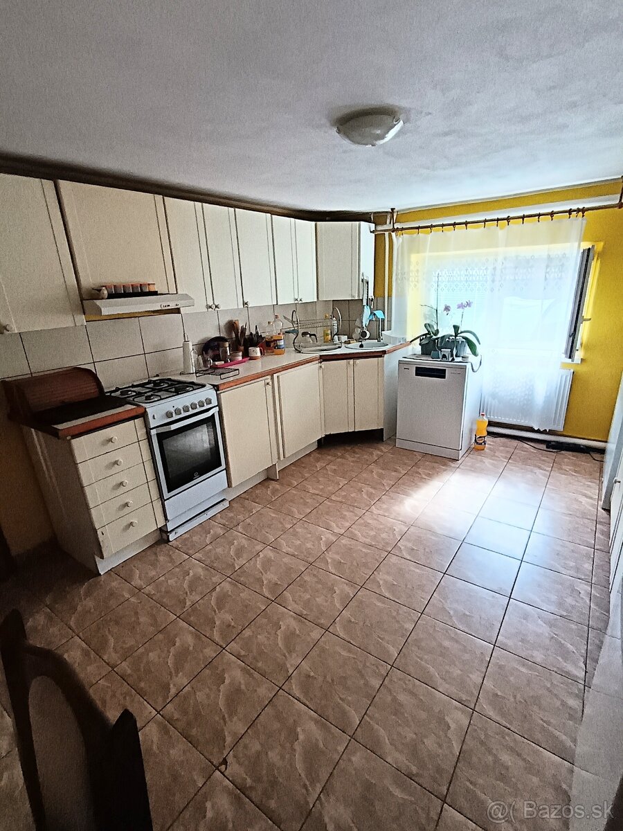 Na predaj veľký, pekný RD v Hosticiach - 11