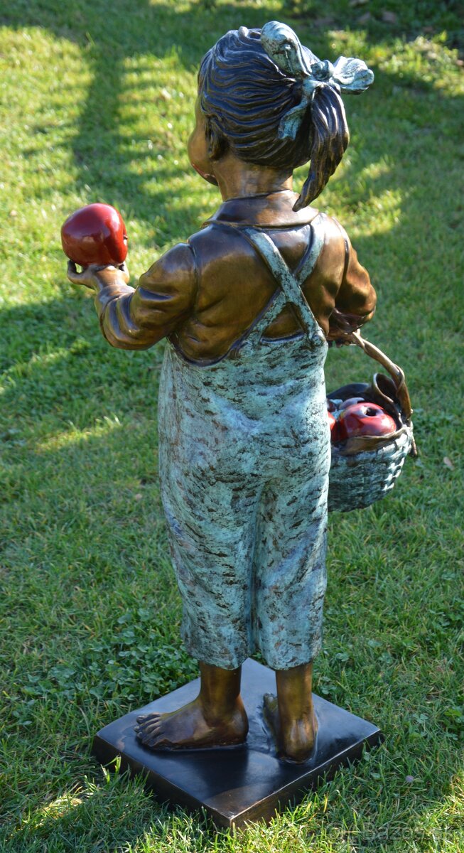 Bronzová socha-Dívka s jablky-kolorovaná-UNIKÁT - 11