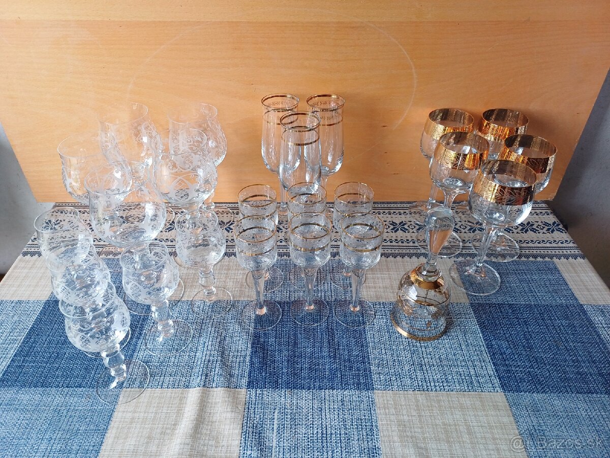 Socialisticke pohare, keramika a mosadzne predmety - 11