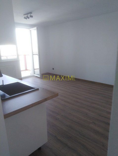 PREDAJ - 2- izbový byt s loggiou na Drobného ulici v Dúbravk - 11