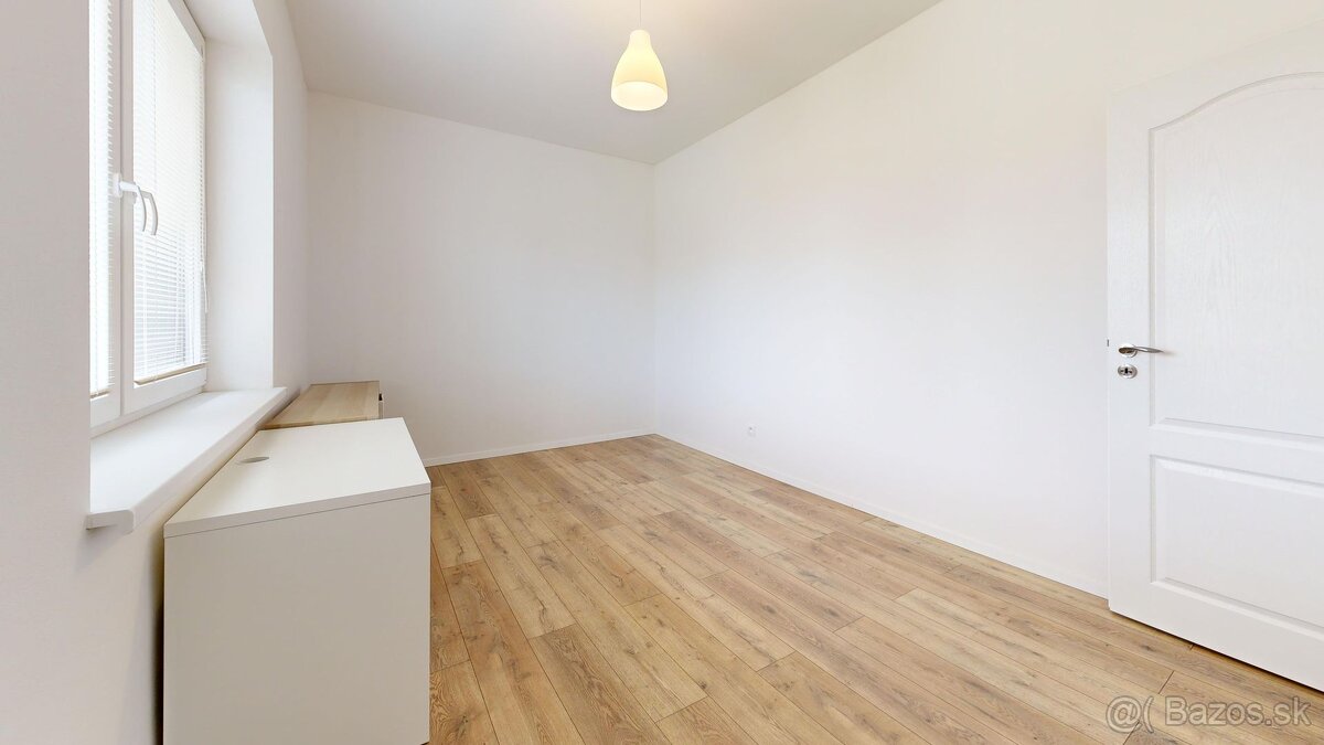 NA PREDAJ Moderný 4-izbový rodinný dom v tichej lokalite. - 11