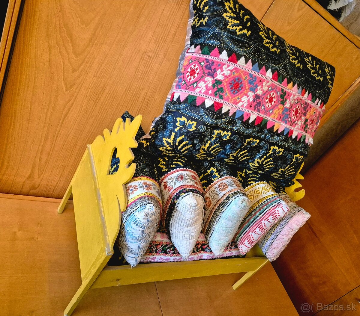 Predám veľkú postielku z vyšívanými vankúšmi - 11