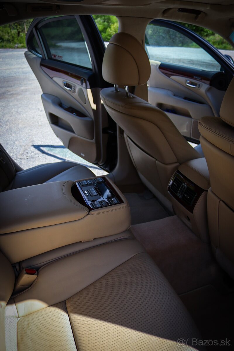 Lexus LS600h 4x4 - 11