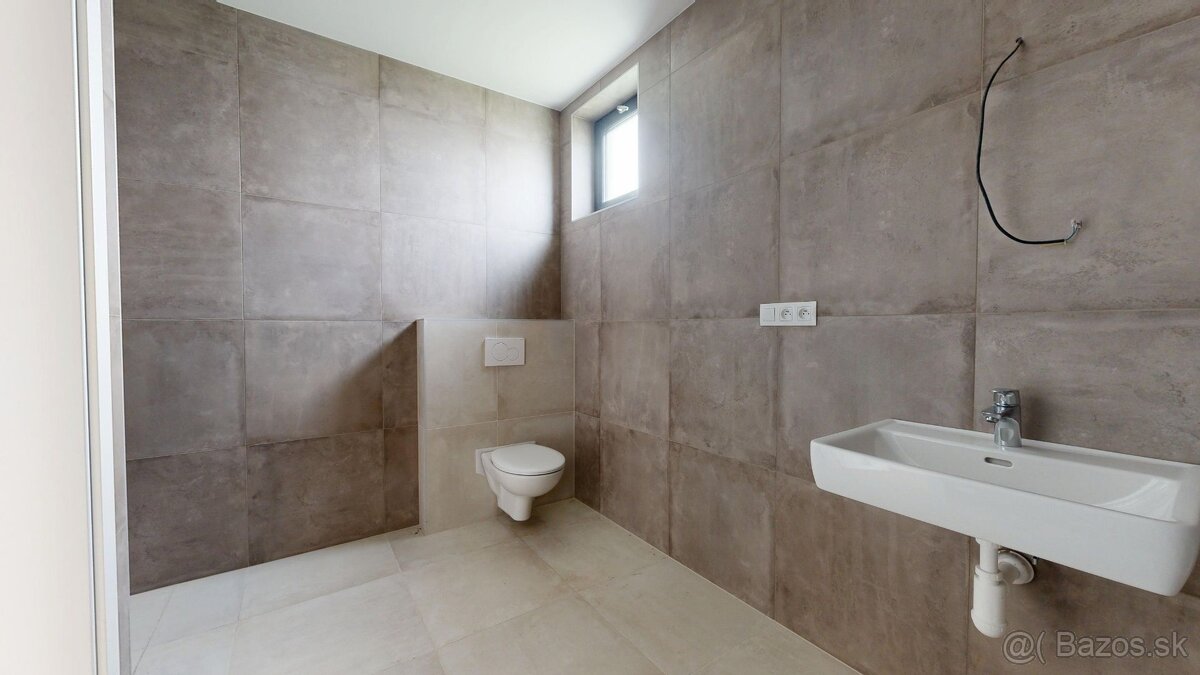 PINK Reality POSLEDNÝ VOĽNÝ DOM NA PREDAJ Moderné a pokojné - 11