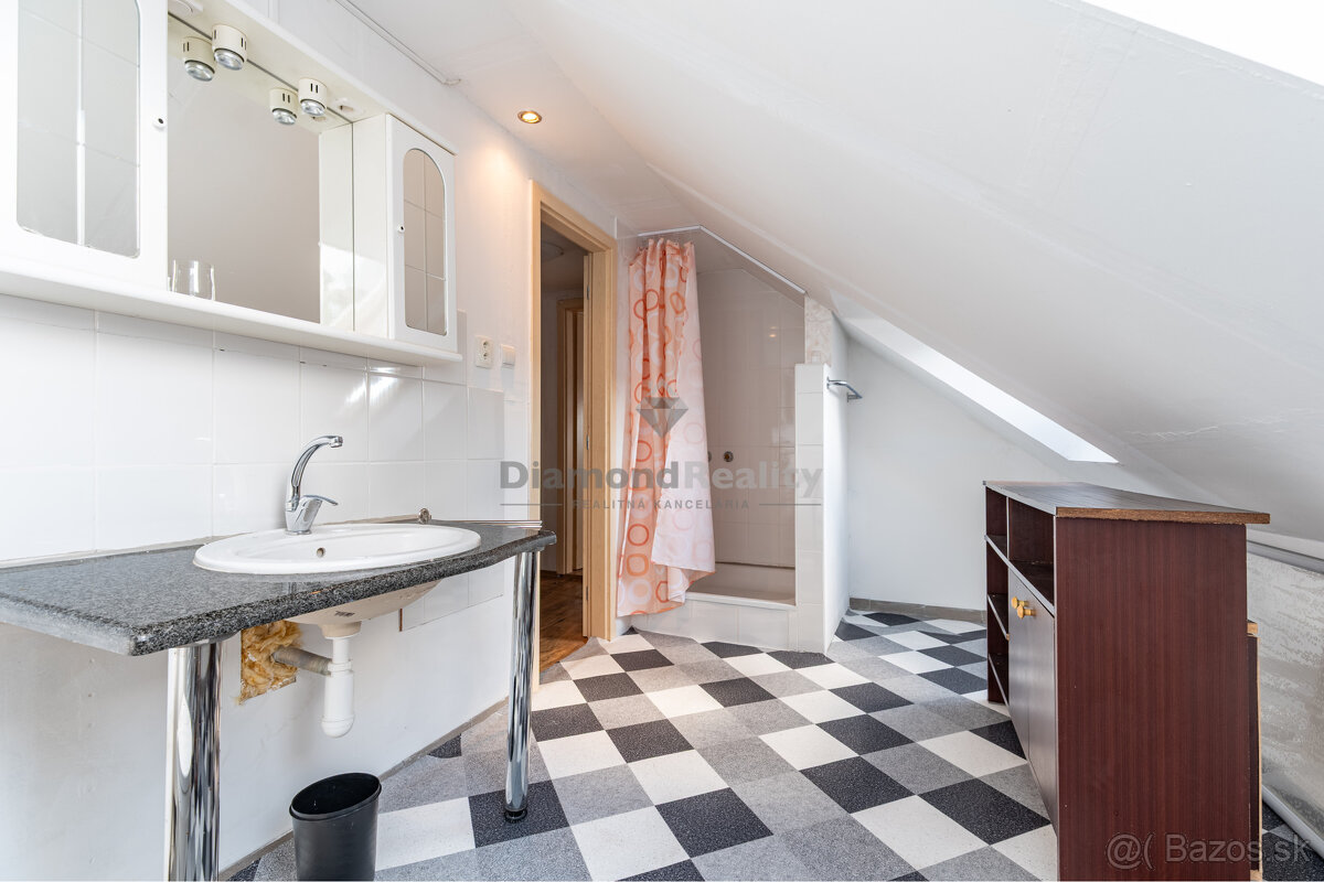 NA PREDAJ RODINNÝ DOM S 3 BYTOVÝMI JEDNOTKAMI, OBEC TELGÁRT - 11