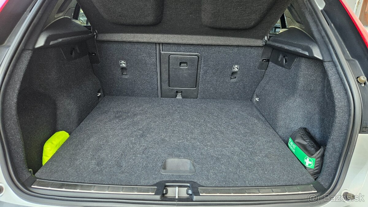 Volvo XC40 D4 R-Design AWD A/T 190 PS harman/kardon - 11