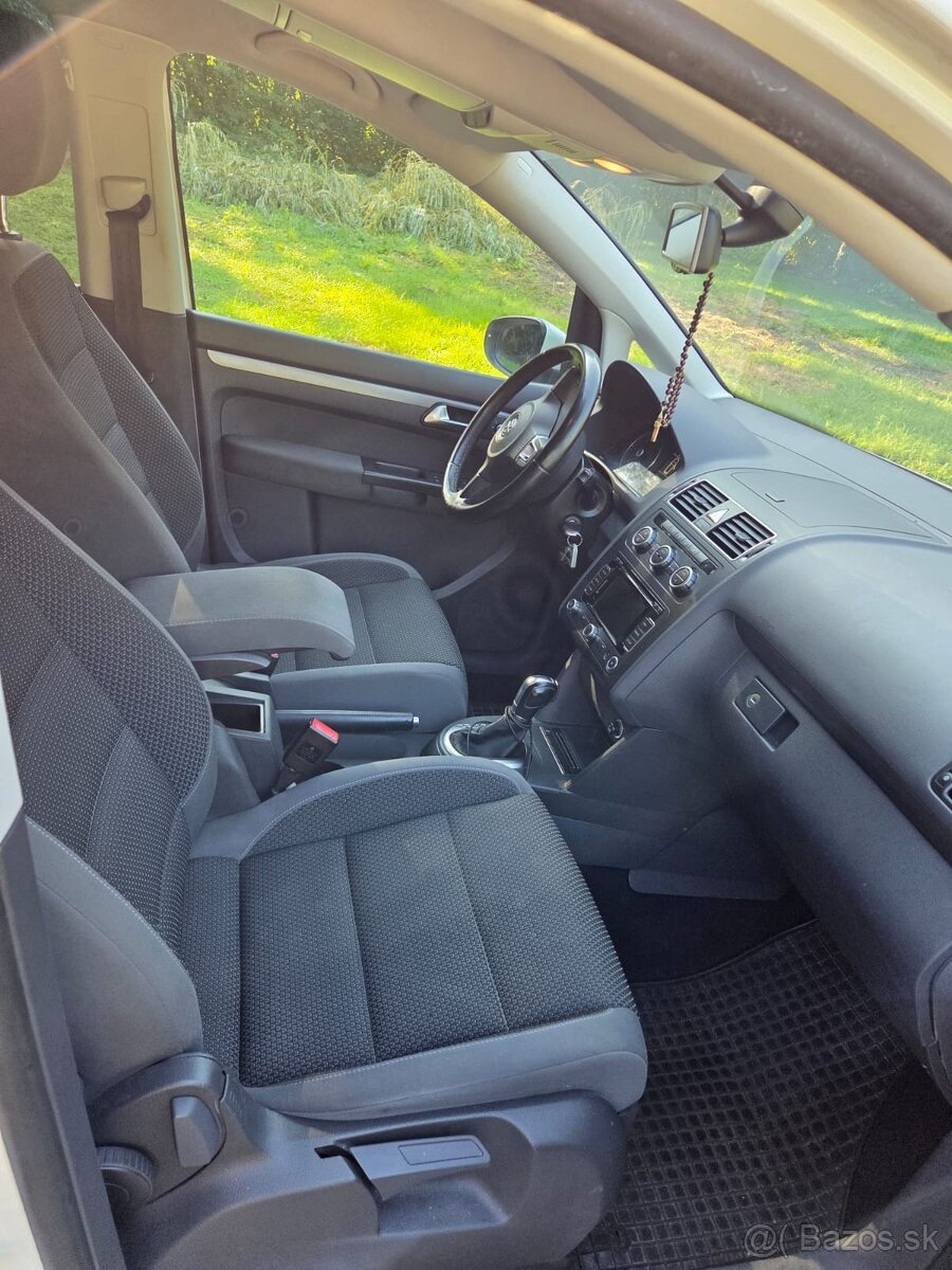 Volkswagen Touran - 11