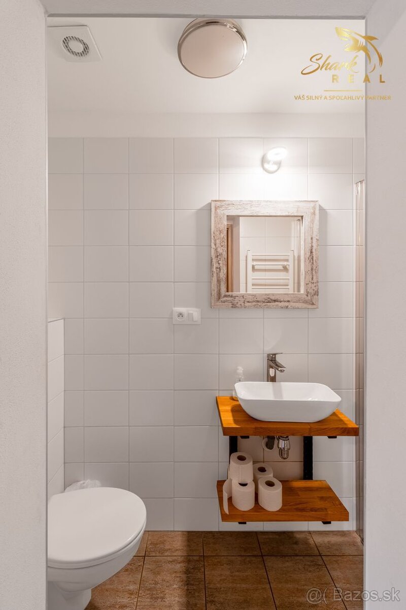 Krásna chata pod lesom s veľkým pozemkom. - 11