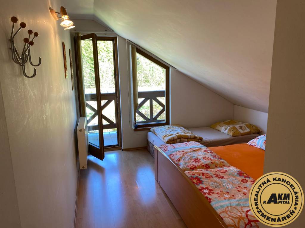 Priestranný rodinný dom s bazénom a záhradou - Žarnovica 180 - 11