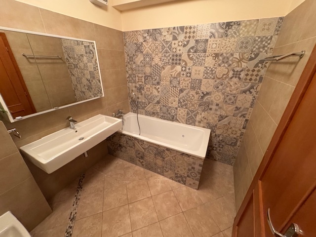 Veľký 3-izbový byt (pôvodne 4-izb.) s parkingom, BA I - 11