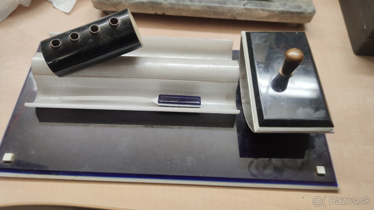 Staré veci z pôdy-staré figúrky, kordy, kalamar, šachovnice - 11