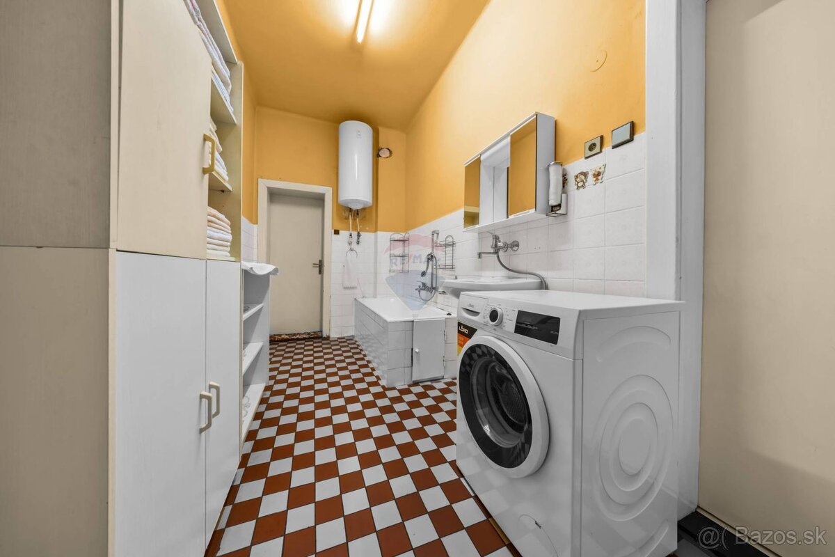 REMAX ponúka na predaj rodinný dom s dvomi bytovými jednotka - 11