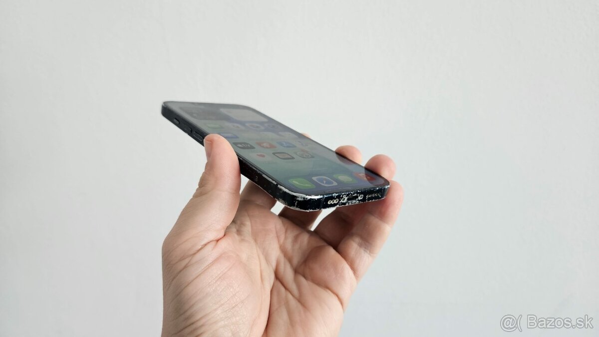 Škaredší Apple iPhone 13 tmavý 128GB - 11