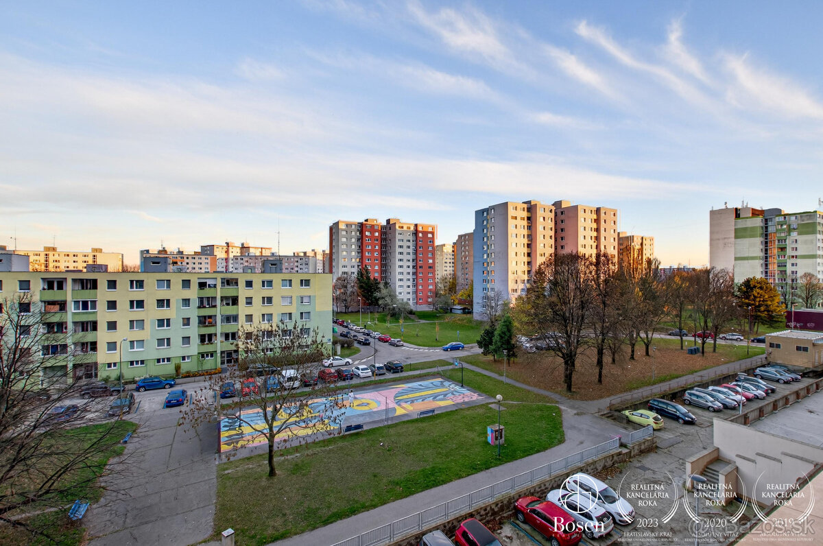 BOSEN | Na predaj zariadená garsónka s loggiou Rovniankova u - 11