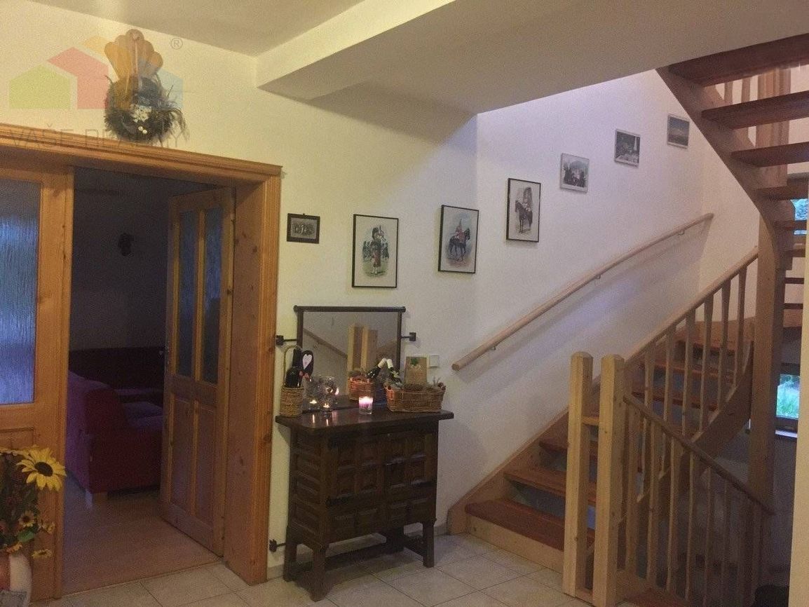 Rodinný dom 5+1 s dvojgarážou a pozemkom 2771 m², okres Doma - 11