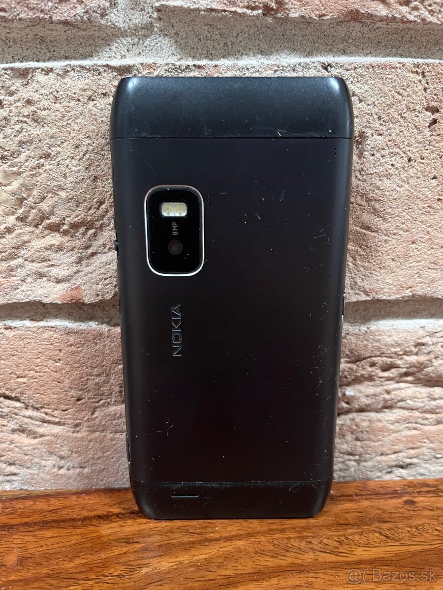 Nokia E7 s qwerty klavesnicou - 11