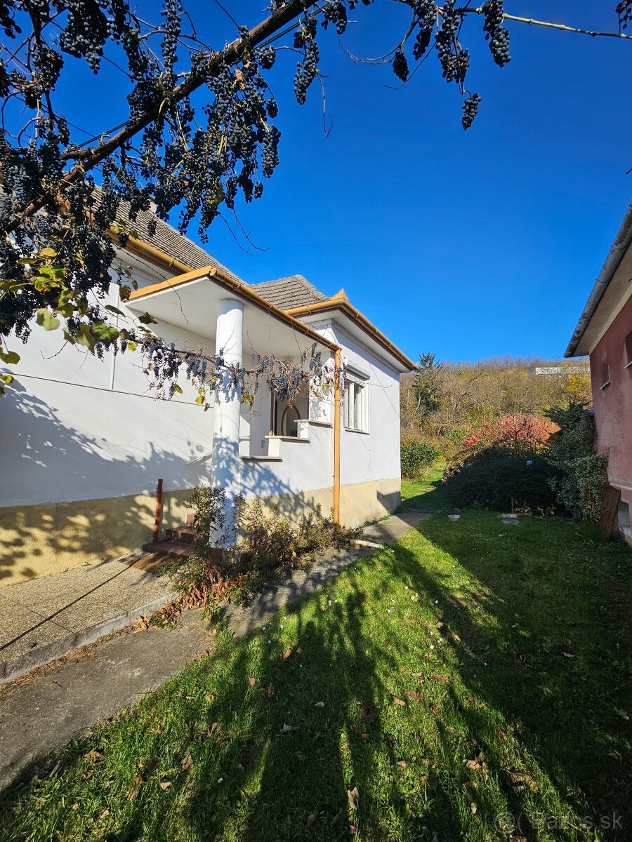 Rodinný dom s krásnym 1200m2 slnečným pozemkom - 11