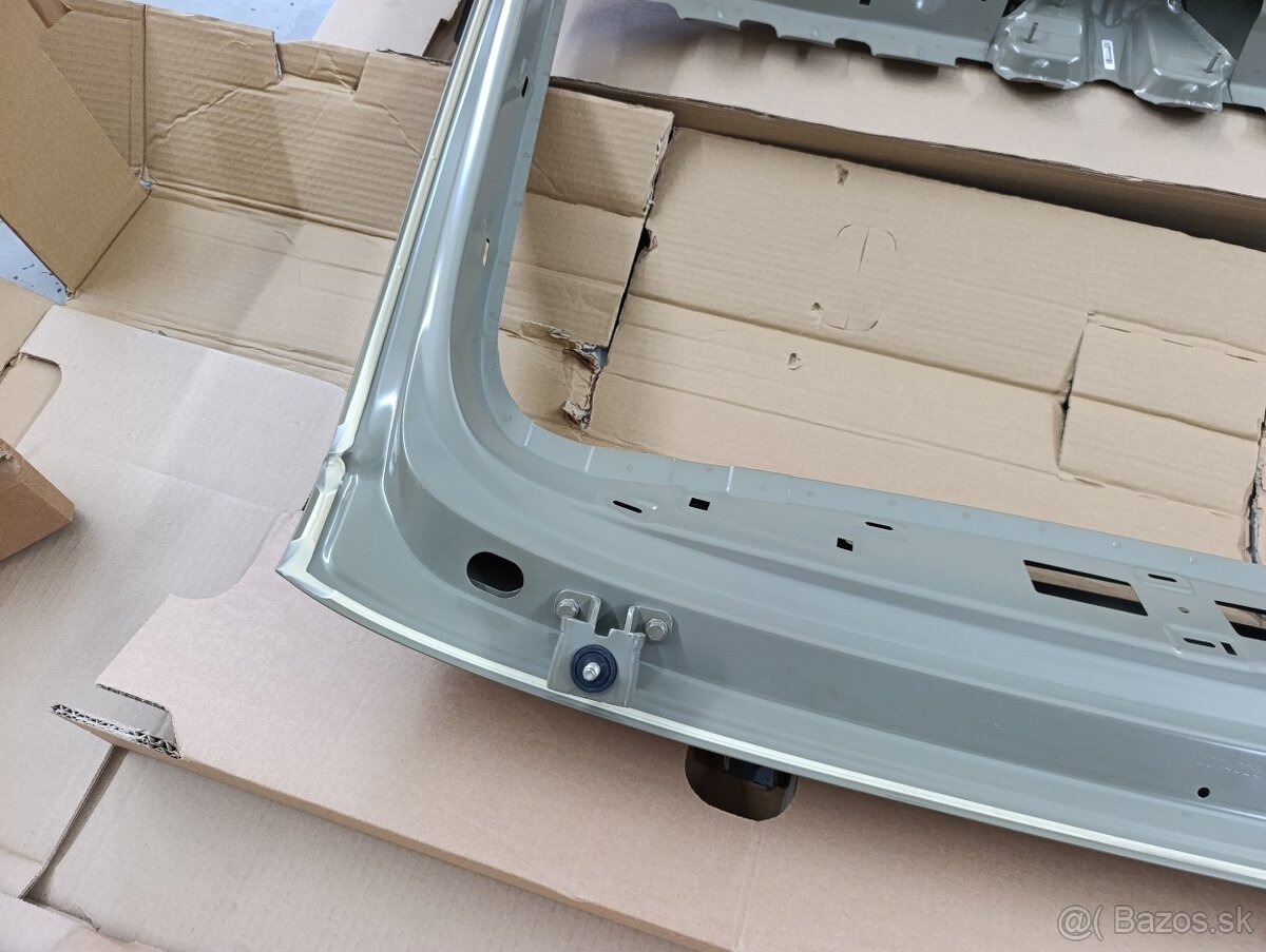 Zadné piate dvere Škoda Superb III combi - 11
