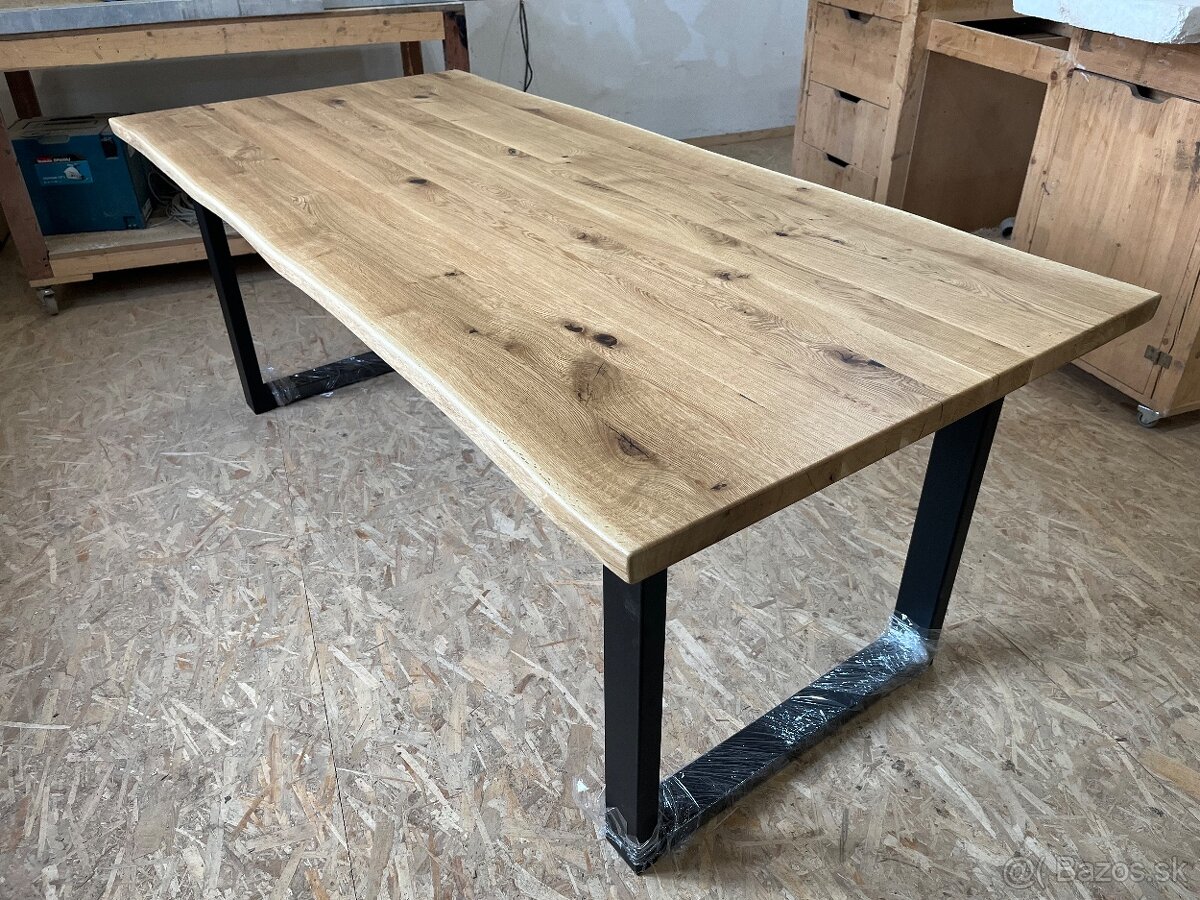 Masívny jedálenský stôl s prírodnou hranou - 11