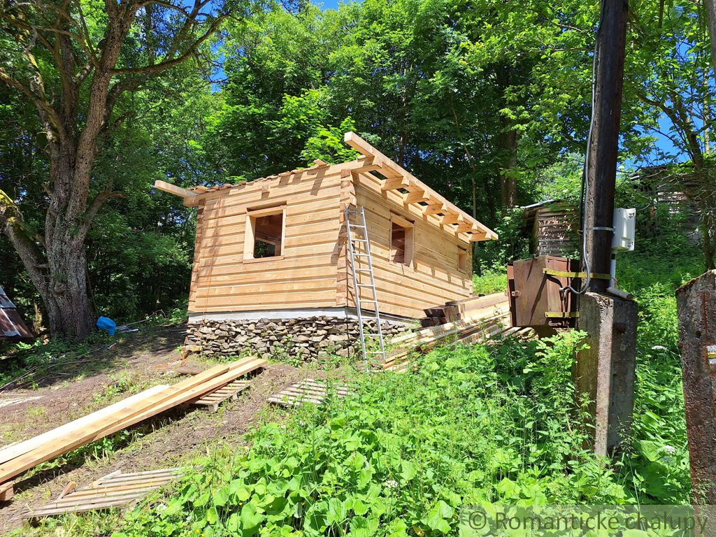 Dve drevenice na jednom pozemku v horách Javorníkov na pre - 11
