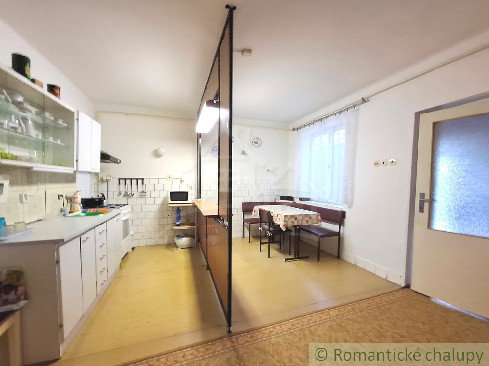 Priestranný štvorizbový rodinný dom na hospodárenie v tich - 11