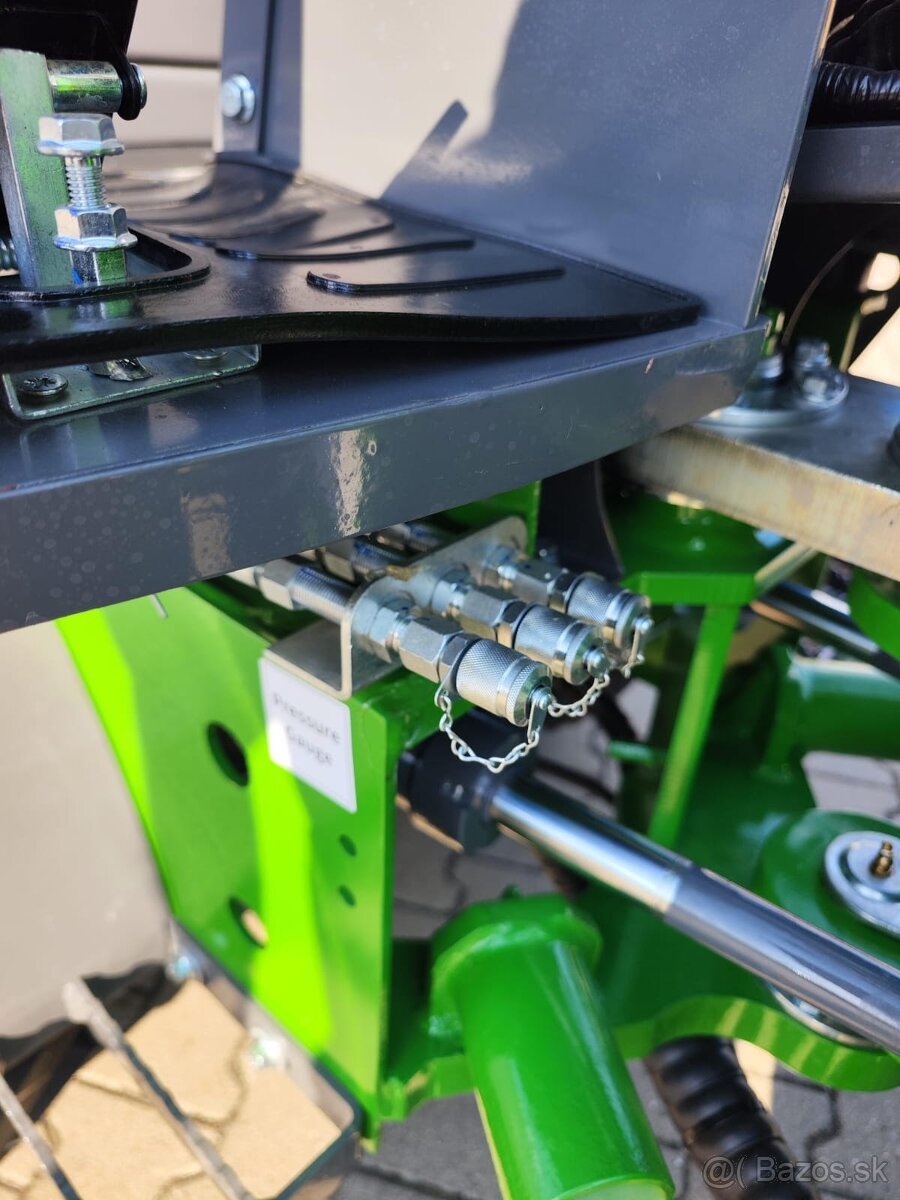 KOLESOVÝ NAKLADAČ 908T - 11