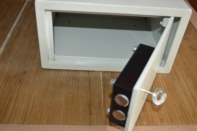 predam tazky, masivny trezor - 11