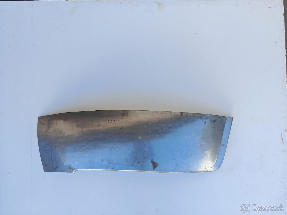 Spodní část mezi předním blatníkem a maskou Tatra 603 - 11