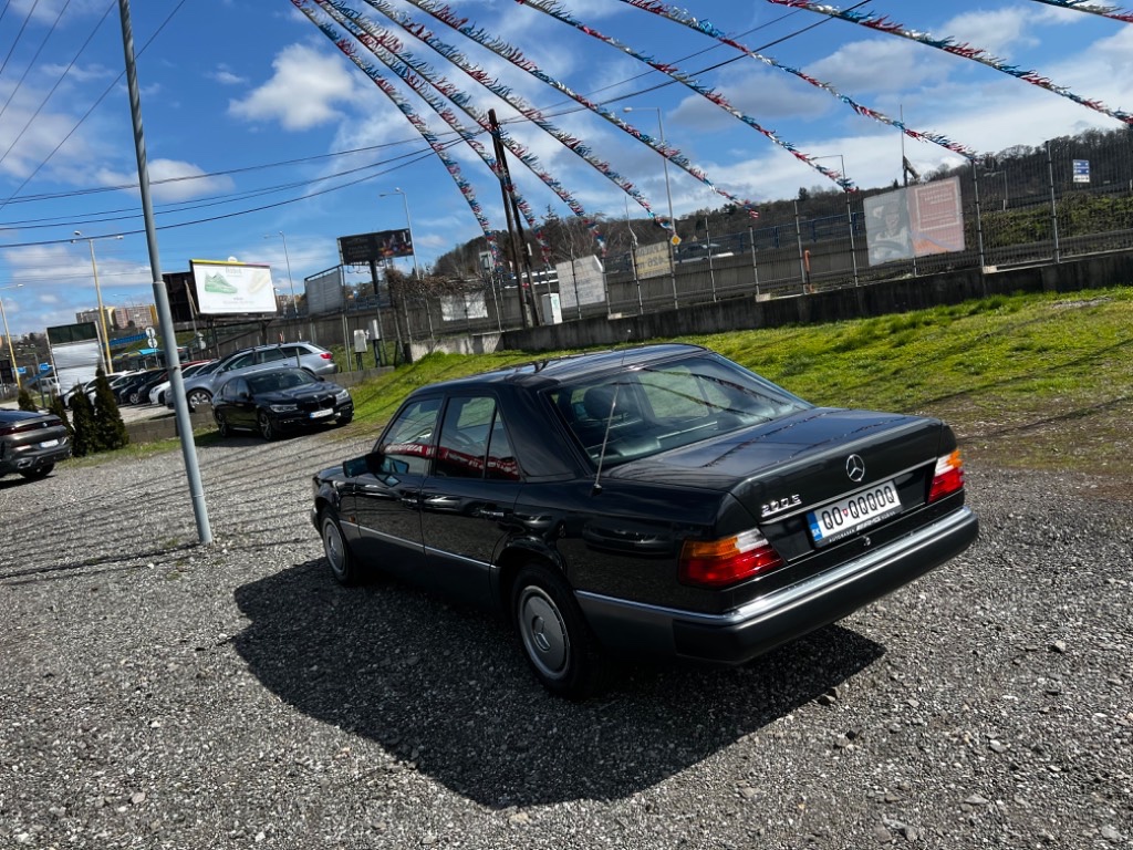 Mercedes-Benz 200 124E - 11
