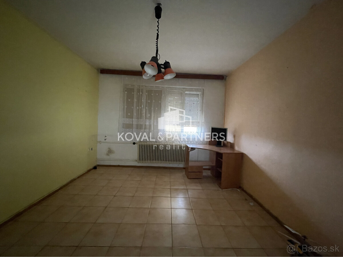 Priestranný poschodový rodinný dom s garážou - Kovarce - 11