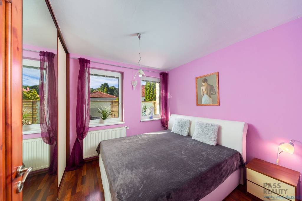 Rodinný dom s podkrovím, 2-garážou, parking, vírivka v srdci - 11