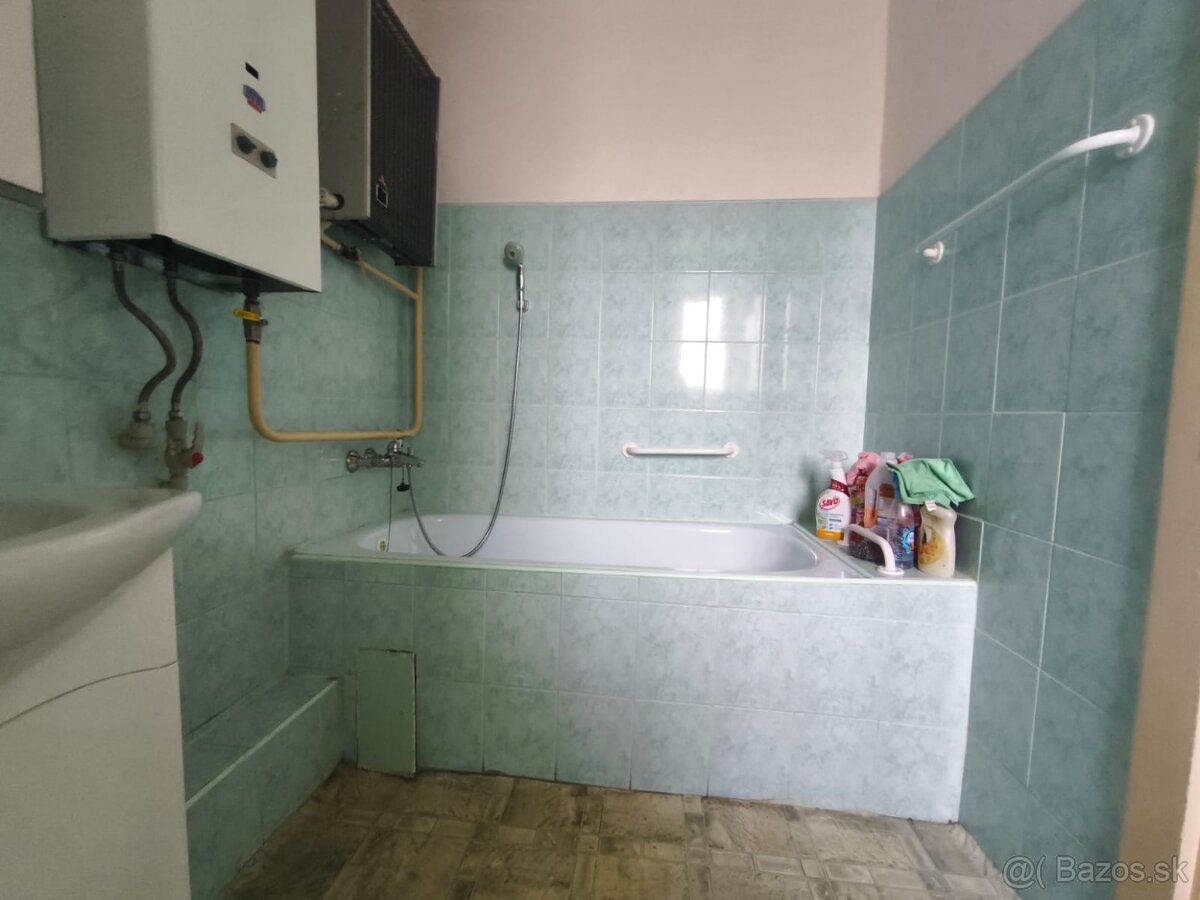 Predaj, tehlový 2izb.byt s balkónom v širšom centre Lučenca - 11