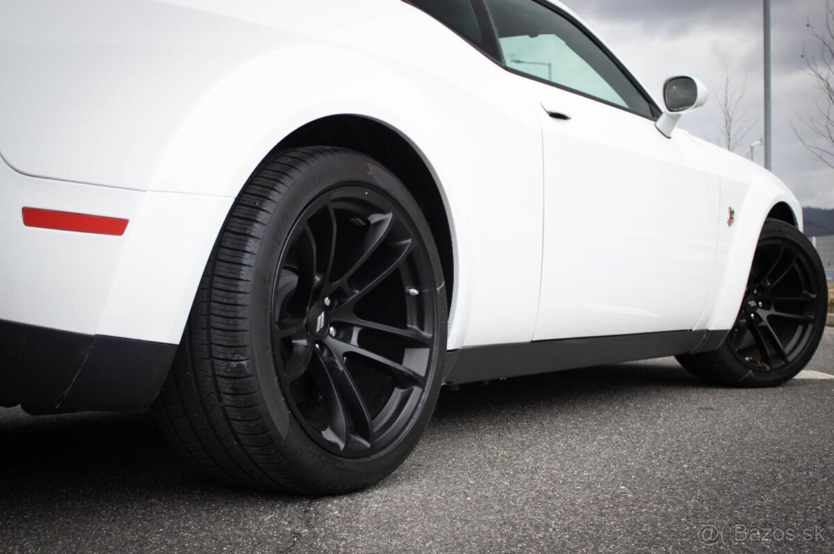 NOVÝ Dodge Challenger SRT 6.4 HEMI - 11