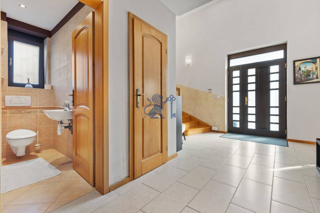 ZNÍŽENÁ CENA 6- izb. RD s bazénom v blízkosti centra BA - 11