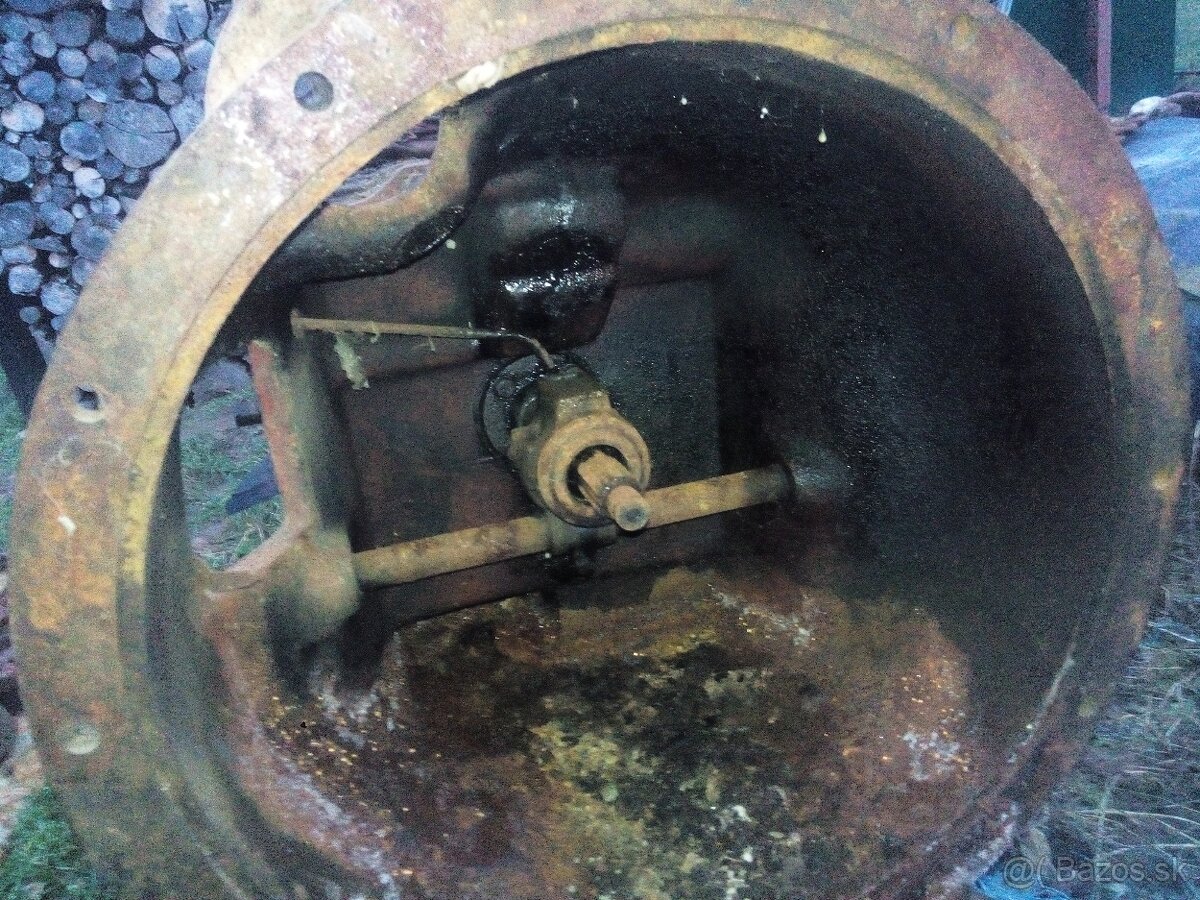 Predám kabínu na Zetor 25. Mam aj iné náhradné diely prevodo - 11