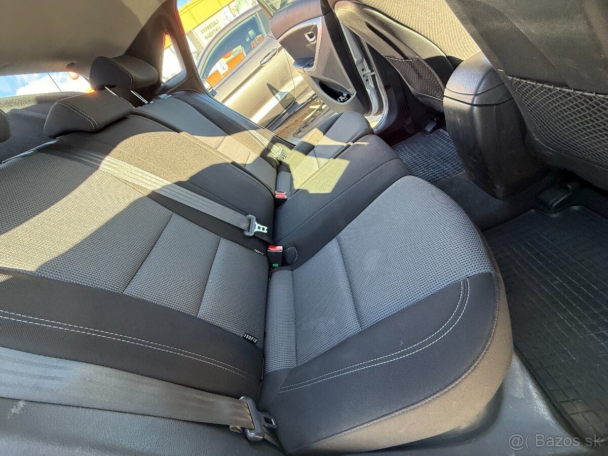 Hyundai i30 1.6 CRDi DOHC 16V Comfort - 11