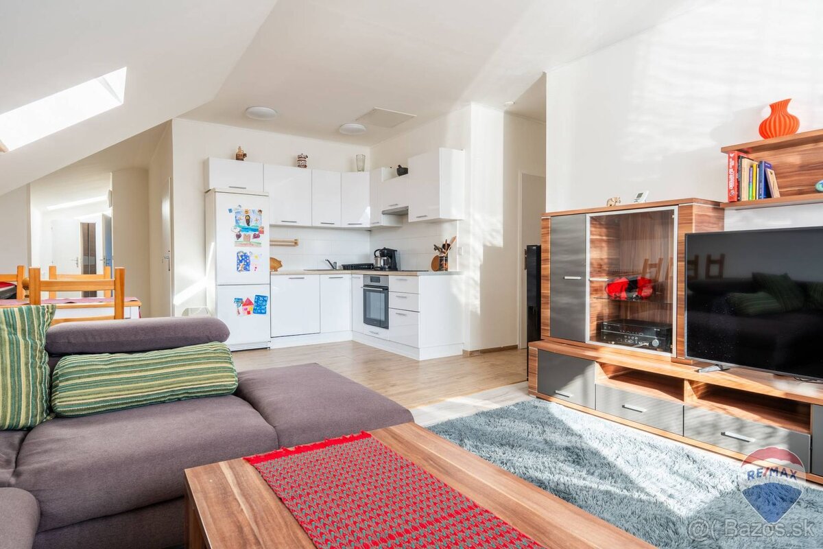 na predaj rodinný dom + podnikateľské priestory Nemšová - 11