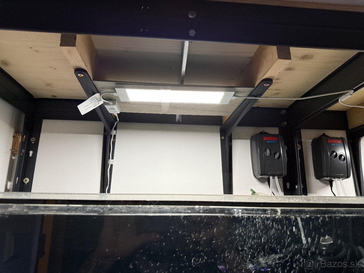 Regály s akváriami, technikou a rybičkami - 11