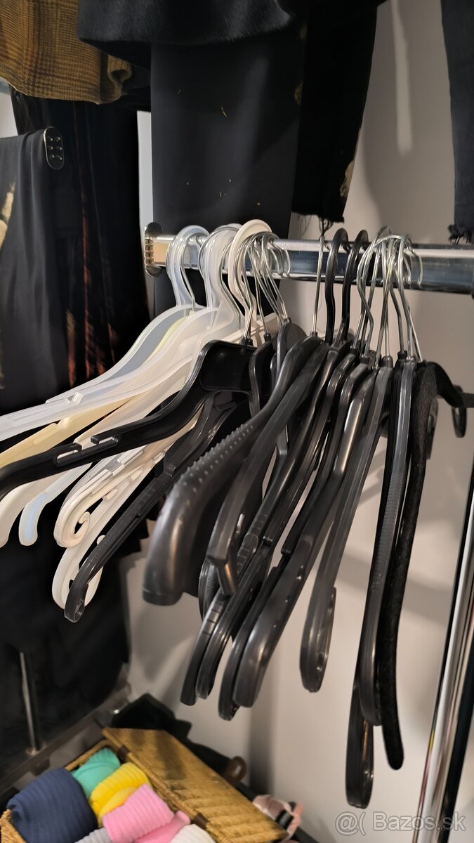 24ks plastových vešiakov mix - 11