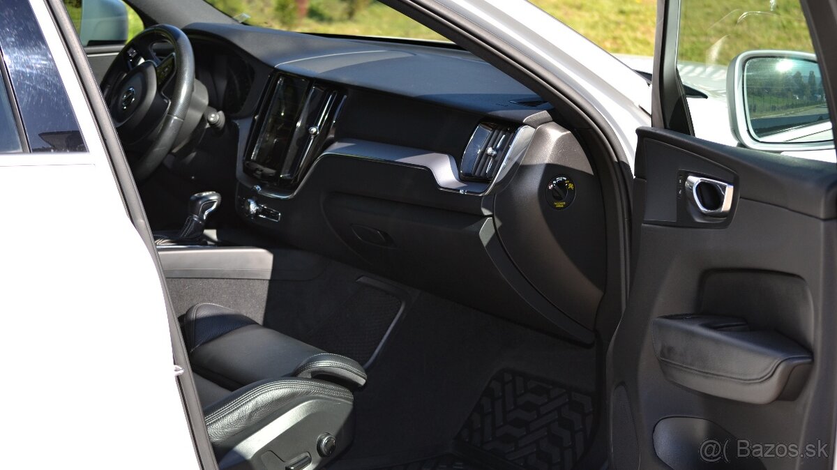 Volvo XC60 D4 R-Design AWD A/T - 11