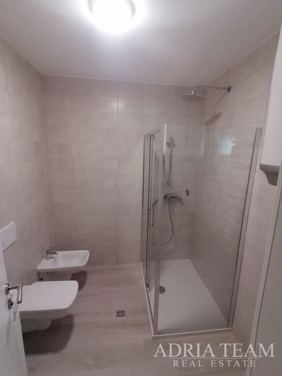 CHORVATSKO, 🌊 APARTMÁN S VÝHĽADOM NA MORE – LEN 10 m OD PLÁ - 11