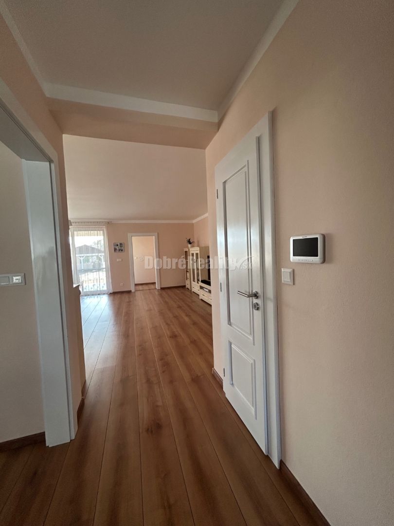 Unikátny 4 izbový rodinný dom pri jazere, kompletne zariaden - 11