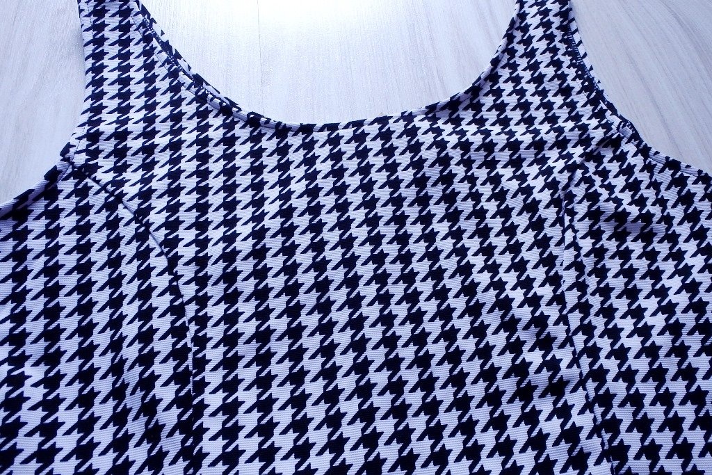 PeeKaBoo Čierno-biele vzorované šaty + crop top - 11