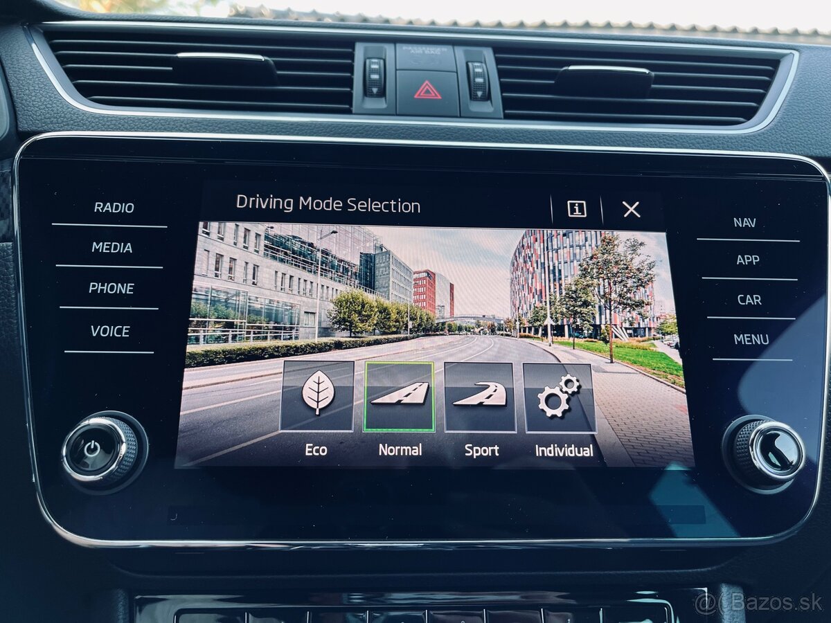 Škoda Superb Combi 2.0TDi DSG Sportline - 11