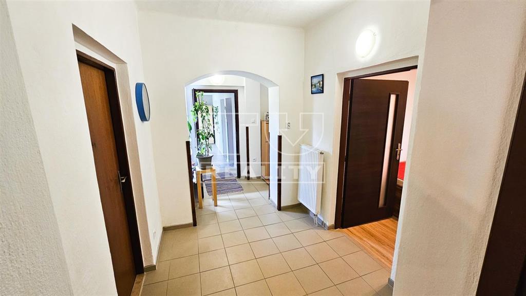 Na predaj rodinný dom s peknou záhradou v tichej časti... - 11