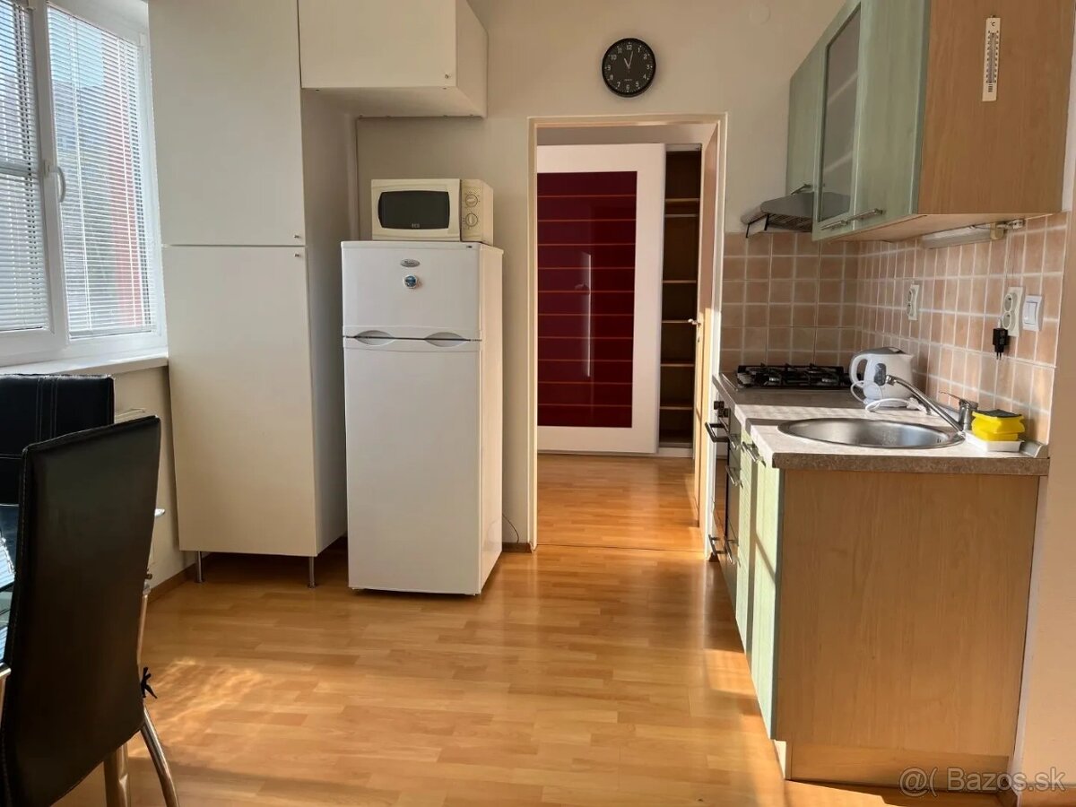 NA PREDAJ 2 IZBOVÝ BYT TRENČÍN, JUH, GARÁŽOVÉ STÁTIE - 11