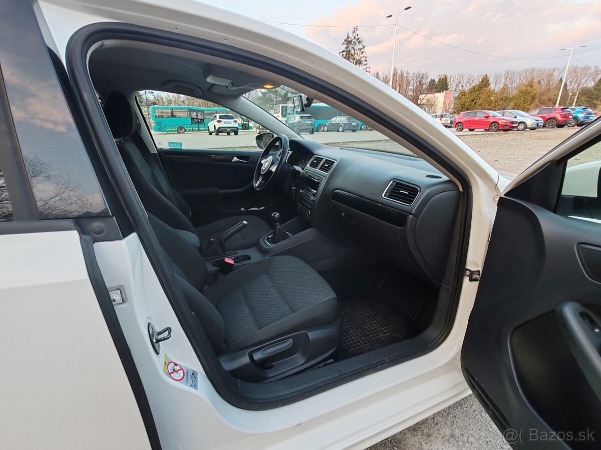 VOLKSWAGEN JETTA 1,6TDI - 11