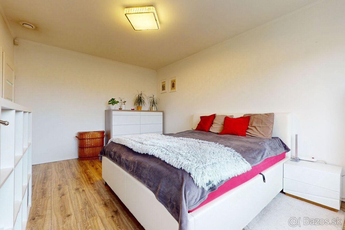 Na predaj krásny samostatne stojací 4-izbový rodinný dom v - 11