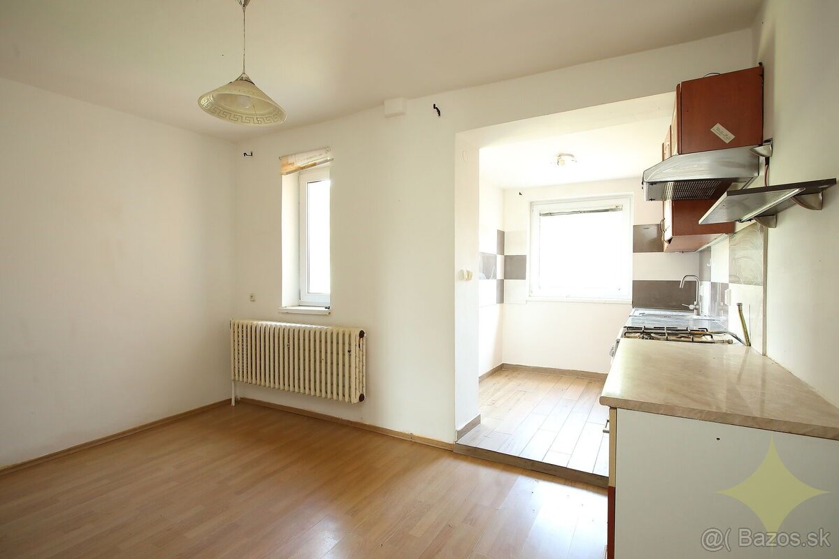 Priestranný rodinný dom s dvomi kúpeľňami a ovocným sadom v - 11